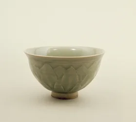 Nördliche Celadon-Schale, verziert mit Lotusblüten-Design, Sung-Dynastie (960-1280)
